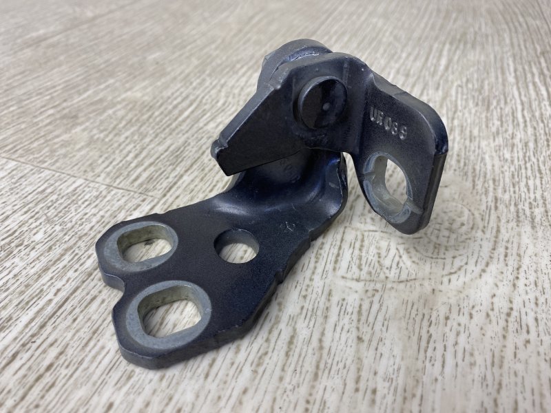 Петля двери верхняя правая CHRYSLER 200 14-16 UF 2.4 ED6