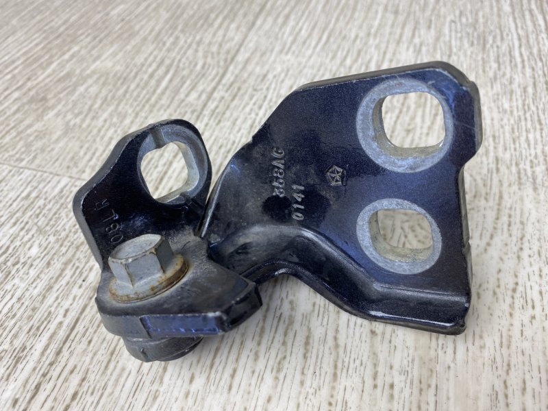 Петля двери нижняя левая CHRYSLER 200 14-16 UF 2.4 ED6