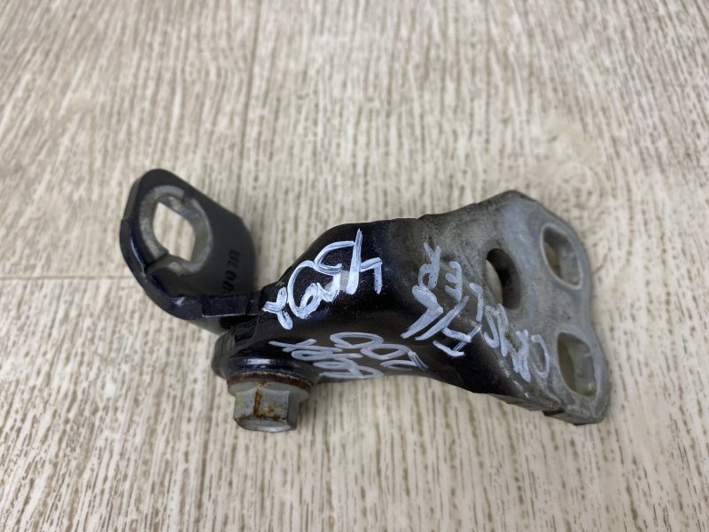 Запчасть петля двери верхняя левая CHRYSLER 200 14-16 2015 UF 2.4 ED6 68214361AD Б/У Петля двери верхняя левая CHRYSLER 200 14-16 2015 UF 2.4 ED6 68214361AD Б/У