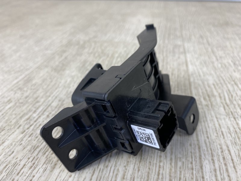 Кнопка стояночного тормоза CHRYSLER 200 14-16 UF 2.4 ED6