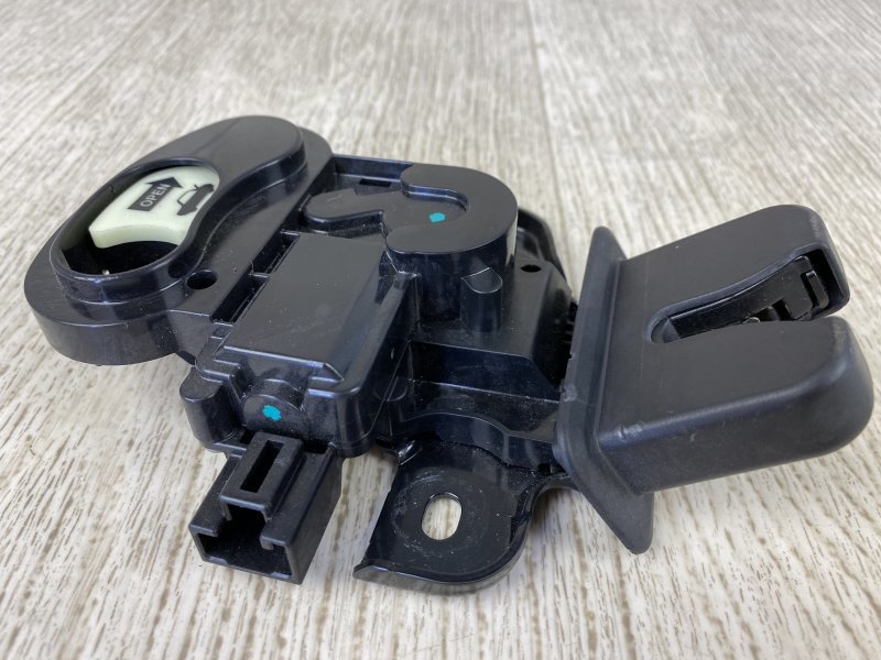 Замок крышки багажника CHRYSLER 200 14-16 UF 2.4 ED6