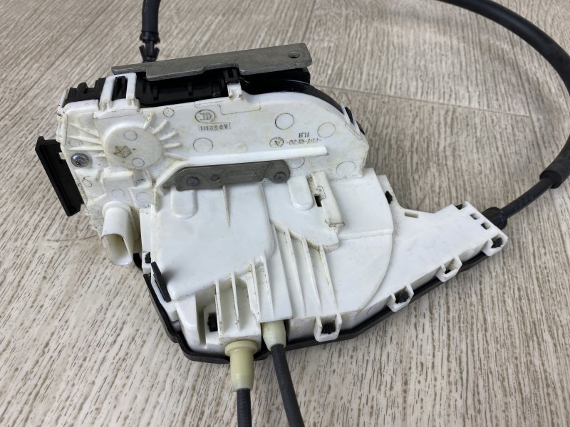 Замок двери задний левый CHRYSLER 200 14-16 UF 2.4 ED6