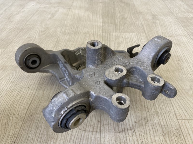 Цапфа задняя левая 200 14-16 2015 UF 2.4 ED6