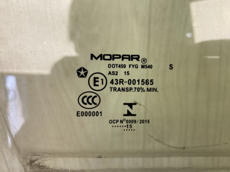 Стекло двери переднее правое 200 14-16 2015 UF 2.4 ED6