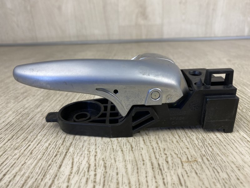 Ручка двери внутренняя правая 200 14-16 2015 UF 2.4 ED6