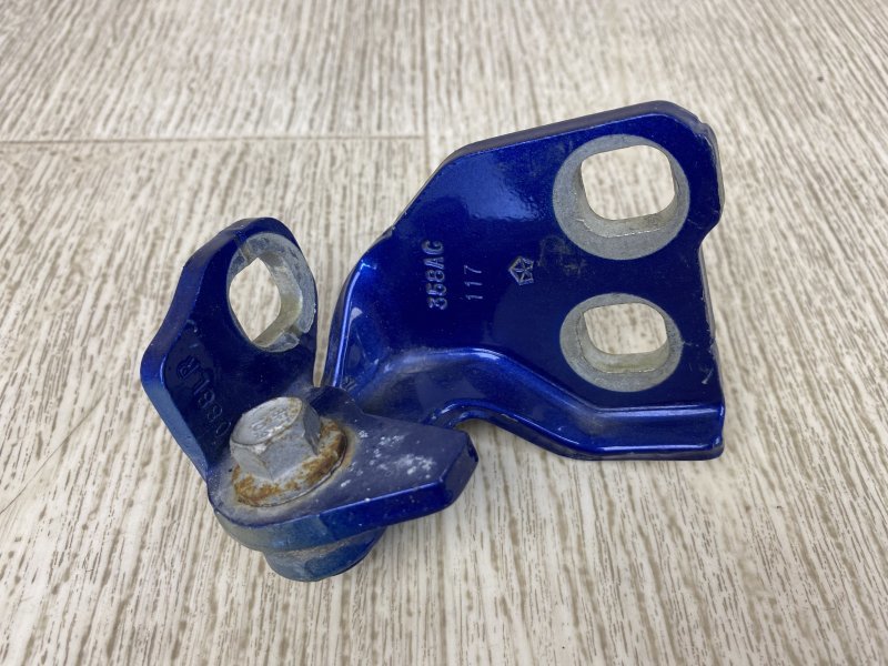 Петля двери нижняя правая CHRYSLER 200 14-16 2015 UF 2.4 ED6 68214358AD Б/У