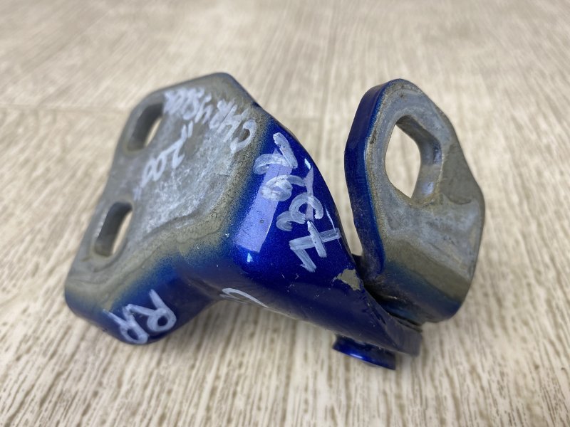 Петля двери нижняя правая 200 14-16 2015 UF 2.4 ED6