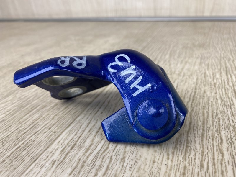 Петля двери нижняя правая CHRYSLER 200 14-16 UF 2.4 ED6