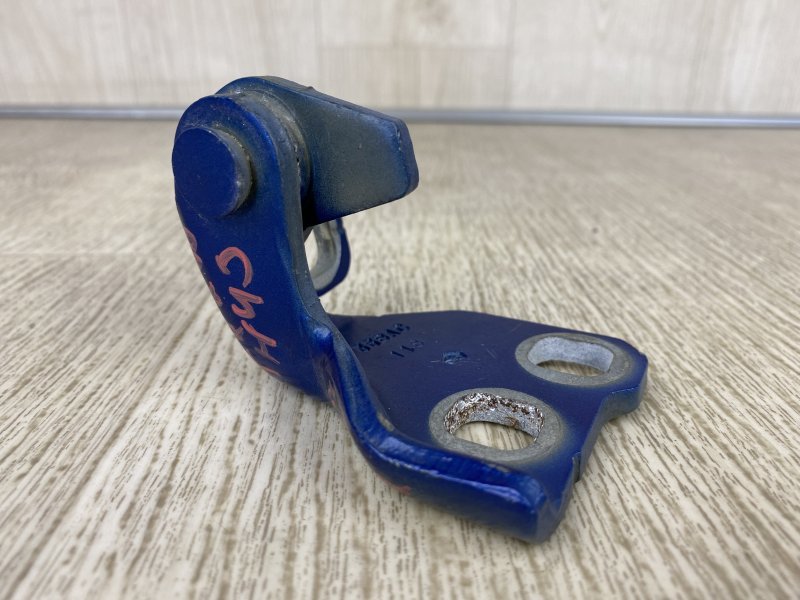 Петля двери нижняя правая CHRYSLER 200 14-16 UF 2.4 ED6