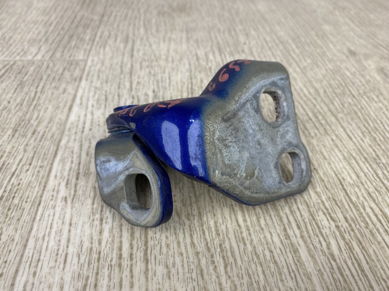 Петля двери нижняя правая 200 14-16 2015 UF 2.4 ED6