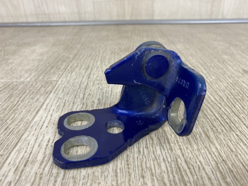 Петля двери верхняя правая 200 14-16 2015 UF 2.4 ED6