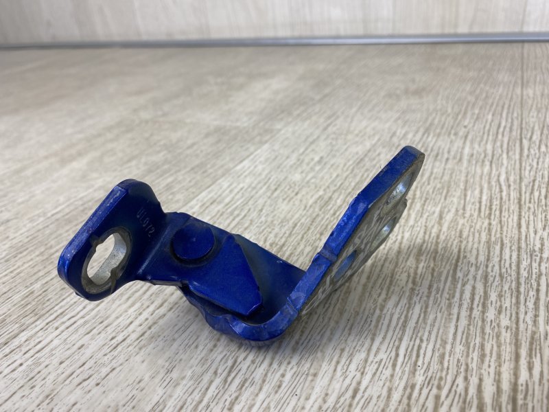 Петля двери верхняя левая 200 14-16 2015 UF 2.4 ED6