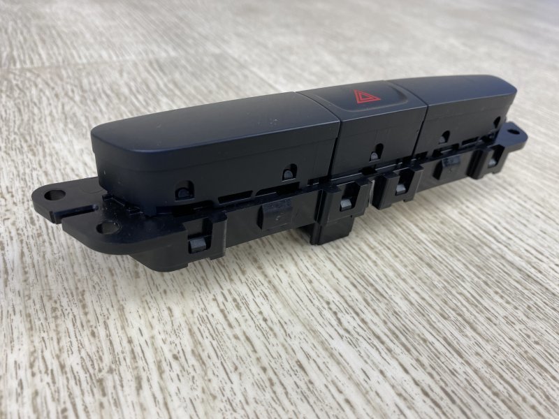 Кнопка аварийной сигнализации 200 14-16 2015 UF 2.4 ED6