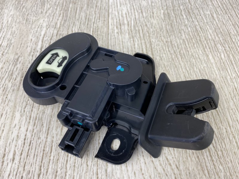 Замок крышки багажника 200 14-16 2015 UF 2.4 ED6