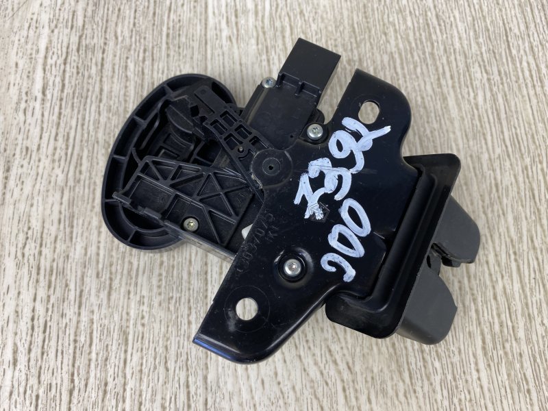 Замок крышки багажника CHRYSLER 200 14-16 UF 2.4 ED6