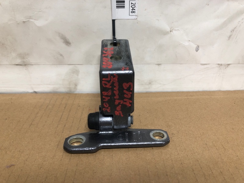 Петля двери нижняя задняя левая INFINITI Q50 20- 2021 Седан 3.0 VR30DDTT 82421-2V70A Б/У