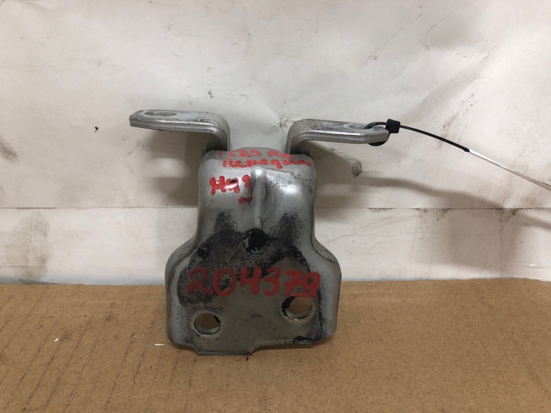 Петля двери нижняя передняя правая SUZUKI SX4 06-13 2008 Седан J20A 69320-63J00 Б/У