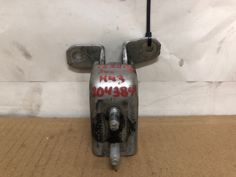 Петля двери нижняя задняя правая SUZUKI SX4 06-13 2008 Седан J20A 69430-63J00 Б/У