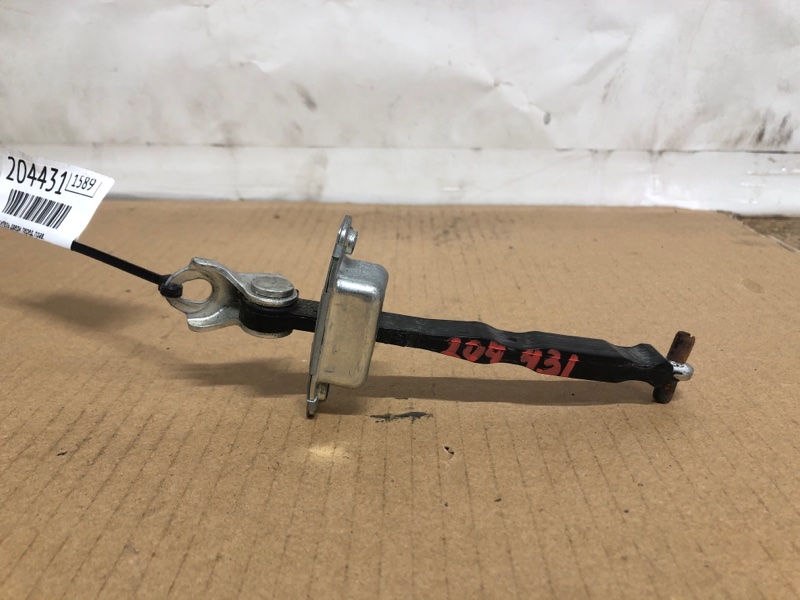 Ограничитель двери передний правый SUZUKI SX4 06-13 2008 Седан J20A 81810-57L01 Б/У