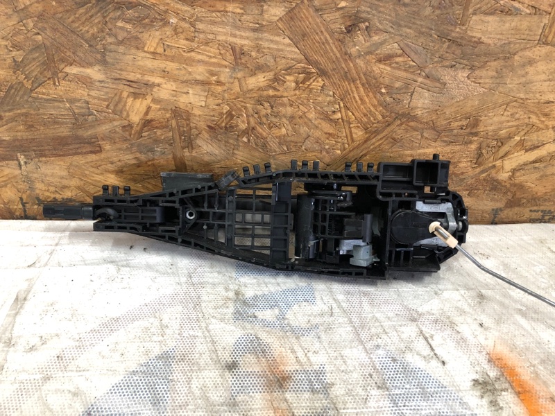 Ручка двери наружная передняя левая CHEROKEE 14- 2019 3.2L 6 Ручка двери наружная передняя левая CHEROKEE 14- 2019 3.2L 6