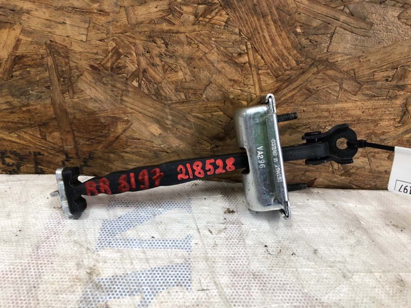 Запчасть ограничитель двери задний правый JEEP CHEROKEE 14- 2019 3.2L 6 68103032AD Б/У Ограничитель двери задний правый JEEP CHEROKEE 14- 2019 3.2L 6 68103032AD Б/У