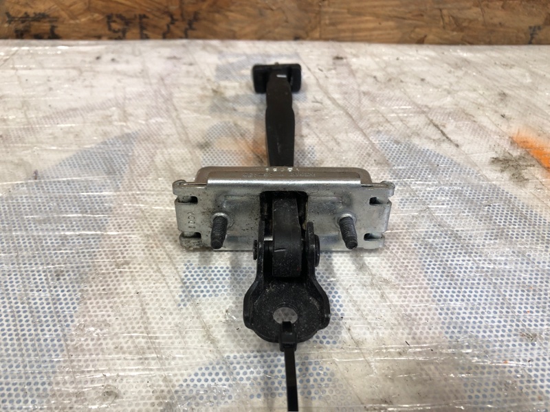 Ограничитель двери задний левый CHEROKEE 14- 2019 3.2L 6 Ограничитель двери задний левый CHEROKEE 14- 2019 3.2L 6