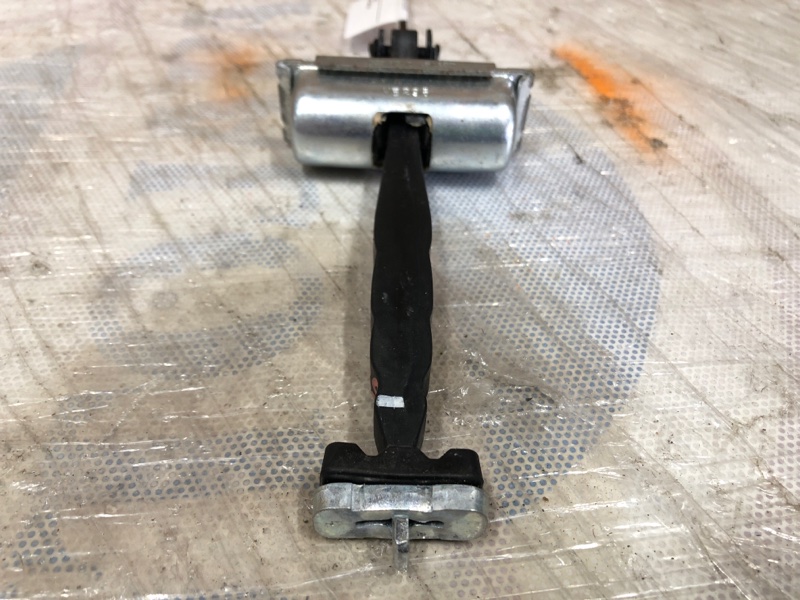 Ограничитель двери задний левый JEEP CHEROKEE 14- 3.2L 6 Ограничитель двери задний левый JEEP CHEROKEE 14- 3.2L 6