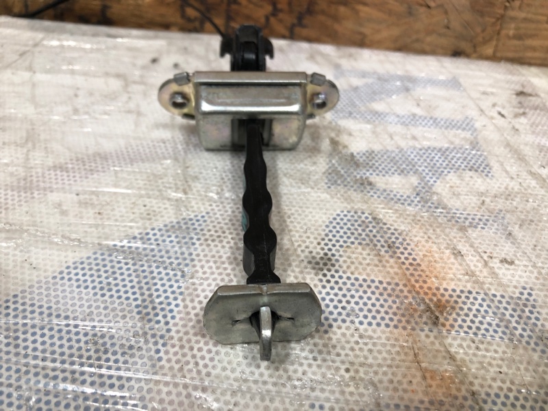 Ограничитель двери передний правый NISSAN NV200 USA 13- Минивэн 2.0L 4