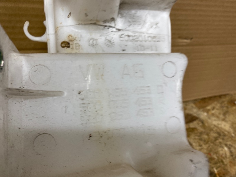 Бачок омывателя VOLKSWAGEN JETTA USA 10-17 Седан 1.4L TSI I-4 Turbocharged