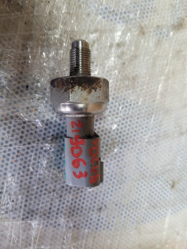 Запчасть датчик давления топлива FORD FOCUS 10-18 2013 Хетчбек 2.0 C20HDEX BL3Z-9F972-B Б/У Датчик давления топлива FORD FOCUS 10-18 2013 Хетчбек 2.0 C20HDEX BL3Z-9F972-B Б/У