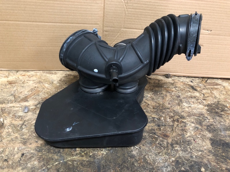 Патрубок воздушного фильтра CX-9 06-16 2008 Внедорожник 3.7 Патрубок воздушного фильтра CX-9 06-16 2008 Внедорожник 3.7