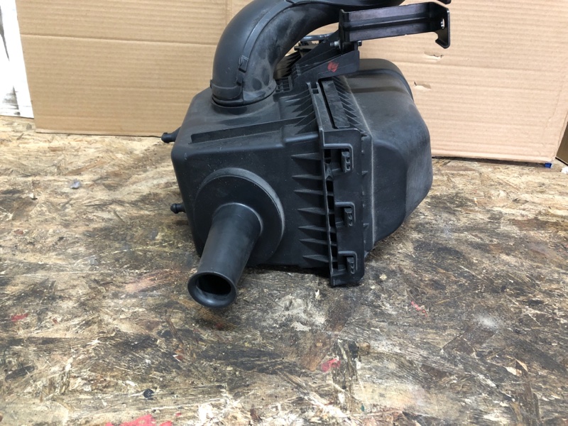 Корпус воздушного фильтра CX-9 06-16 2008 Внедорожник 3.7 Корпус воздушного фильтра CX-9 06-16 2008 Внедорожник 3.7