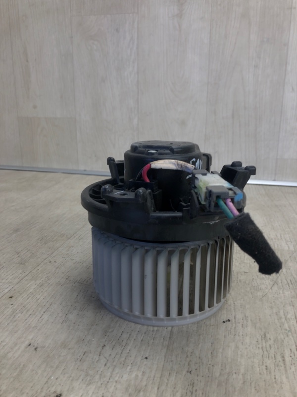 Моторчик печки SONATA LF 2014- 2015 LF 2.4 G4KJ Моторчик печки SONATA LF 2014- 2015 LF 2.4 G4KJ