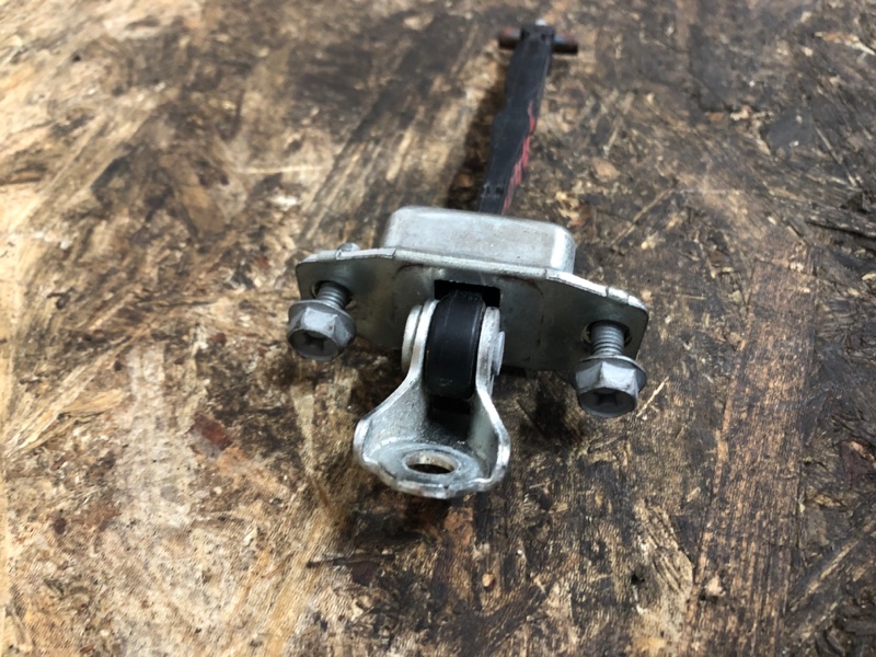 Ограничитель двери передний левый SUZUKI KIZASHI 09-14 Седан 2.4