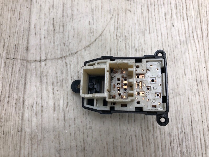 Блок управления зеркалами KIA FORTE YD 12- YD 1.8 G4NB Блок управления зеркалами KIA FORTE YD 12- YD 1.8 G4NB