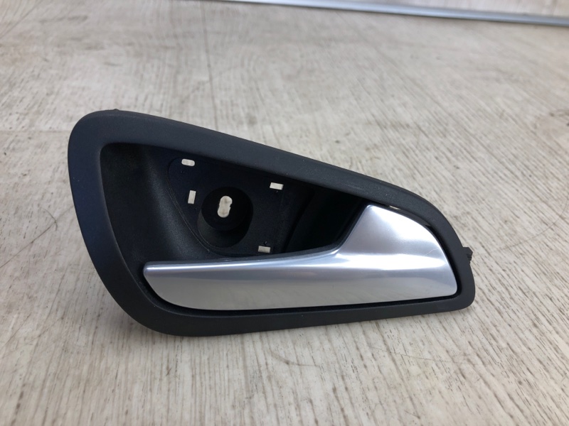 Запчасть ручка двери внутренняя задняя правая FORD FOCUS 10-18 2015 CB8 2.0 XQDA AM51-U22600-BEW Б/У Ручка двери внутренняя задняя правая FORD FOCUS 10-18 2015 CB8 2.0 XQDA AM51-U22600-BEW Б/У