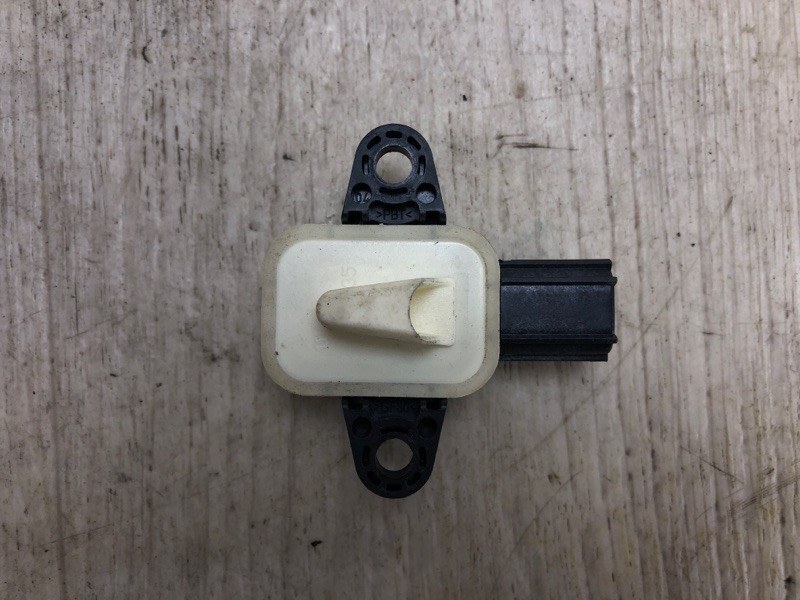 Датчик удара FORD FOCUS 10-18 2015 CB8 2.0 XQDA HM5Z-14B345-A Б/У