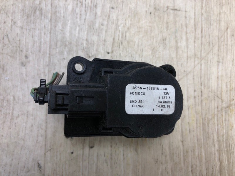 Моторчик заслонки печки FORD FOCUS 10-18 2015 CB8 2.0 XQDA AV6N-19E616-AA Б/У