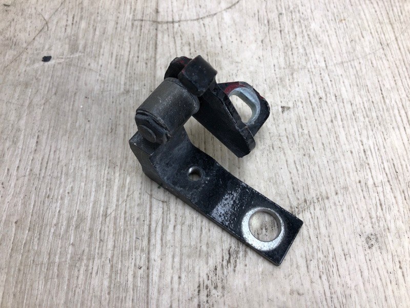 Запчасть петля двери нижняя задняя правая FORD FOCUS 10-18 2015 CB8 2.0 XQDA AM5Z-5826802-A Б/У Петля двери нижняя задняя правая FORD FOCUS 10-18 2015 CB8 2.0 XQDA AM5Z-5826802-A Б/У