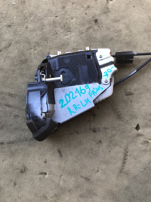 Замок двери задний левый TOYOTA PRIUS - 30 09-17 6906047070 Б/У