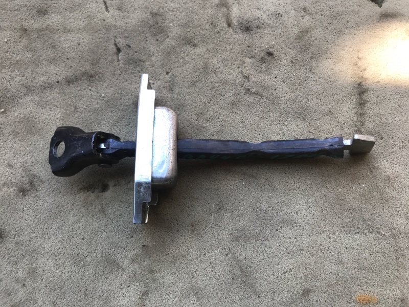 Ограничитель двери задний левый RAV4 05-12 Ограничитель двери задний левый RAV4 05-12