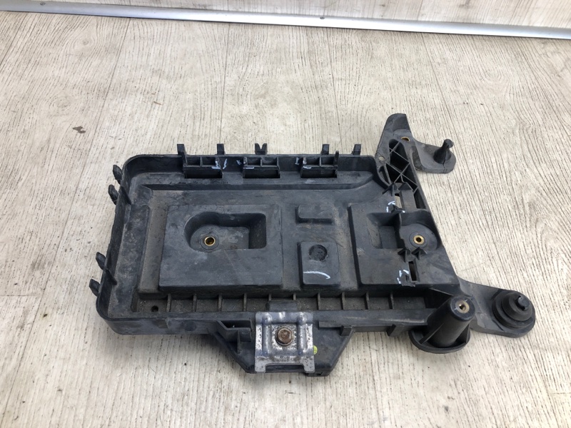 Запчасть полка аккумулятора VOLKSWAGEN JETTA USA 10-17 2011 162 CBTA 2.5L 1KM 915 333 Б/У Полка аккумулятора VOLKSWAGEN JETTA USA 10-17 2011 162 CBTA 2.5L 1KM 915 333 Б/У