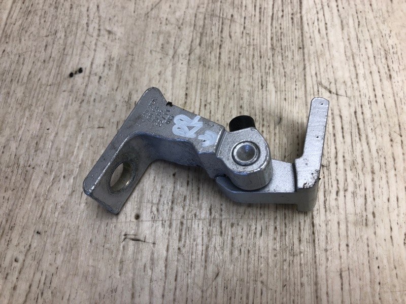 Петля двери нижняя задняя правая VOLKSWAGEN JETTA USA 10-17 2011 162 CBTA 2.5L 8K0 831 402 H Б/У