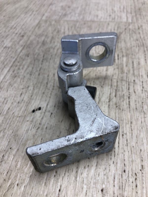 Петля двери нижняя задняя правая JETTA USA 10-17 2011 162 CBTA 2.5L