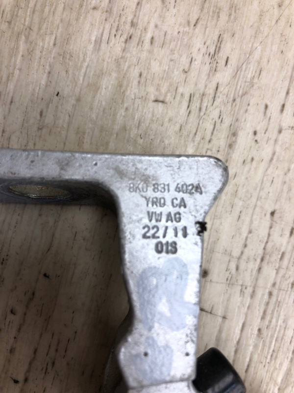 Петля двери нижняя задняя правая JETTA USA 10-17 2011 162 CBTA 2.5L