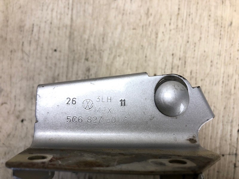 Петля крышки багажника левая JETTA USA 10-17 2011 162 CBTA 2.5L