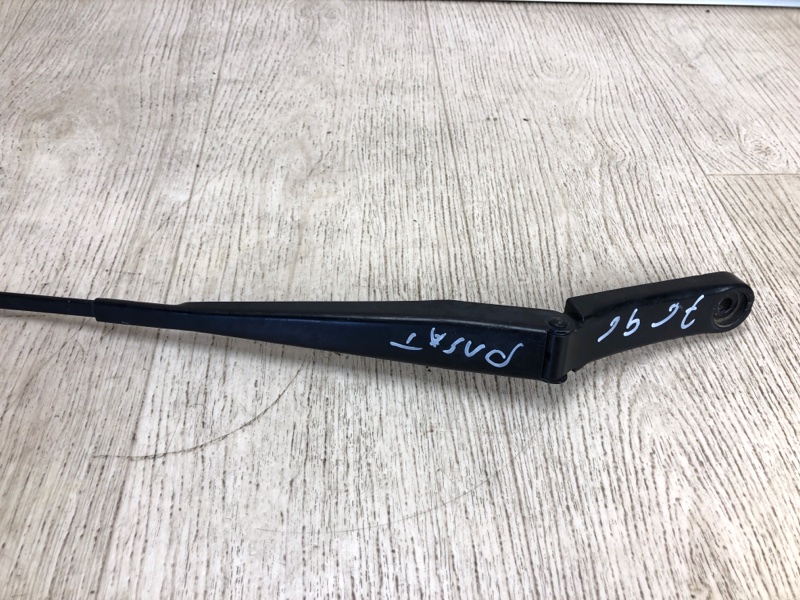 Поводок стеклоочистителя передний правый PASSAT B8 14- 2015 A32 1.8 CPRA