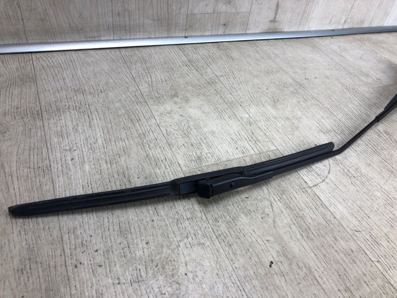 Поводок стеклоочистителя передний правый VOLKSWAGEN PASSAT B8 14- A32 1.8 CPRA