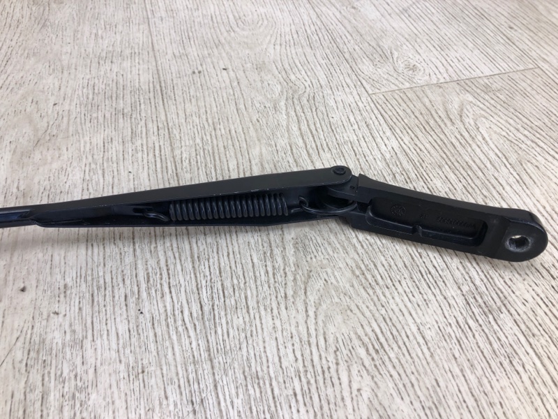 Поводок стеклоочистителя передний правый PASSAT B8 14- 2015 A32 1.8 CPRA