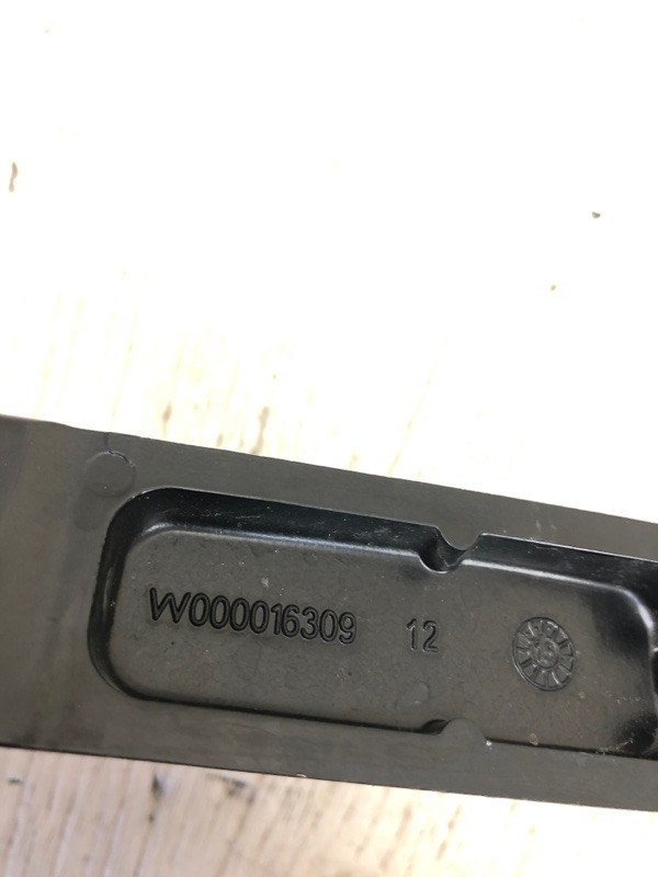 Поводок стеклоочистителя передний правый PASSAT B8 14- 2015 A32 1.8 CPRA